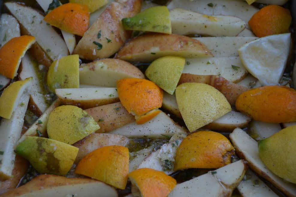 Ofenkartoffeln mit Zitronen und Orangen