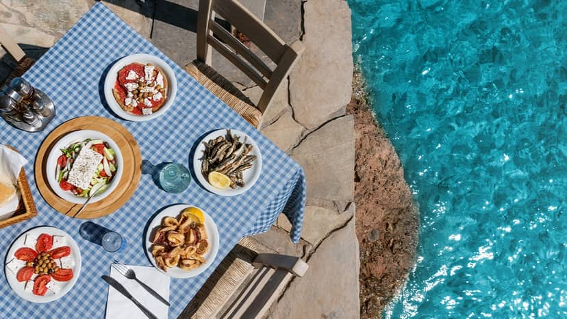 Long vacations in Attica with seafood delicacies by the waves