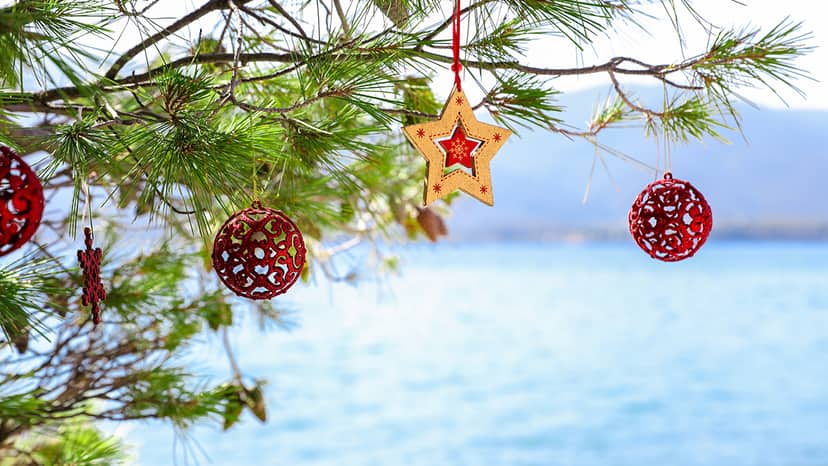 Un Noël inoubliable sur les îles de l'Attique, avec des coutumes traditionnelles et un bleu infini!
