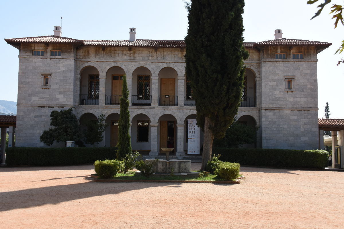 Maximou building